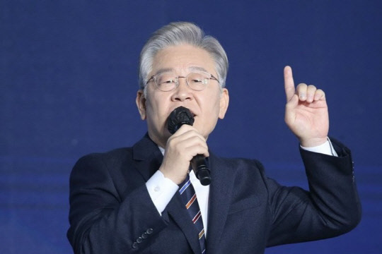 이재명 더불어민주당 대선 후보가 2일 서울 올림픽경기장 KSPO돔에서 열린 더불어민주당 제20대 대통령선거 선거대책위원회 출범식에서 연설하고 있다. <연합뉴스>